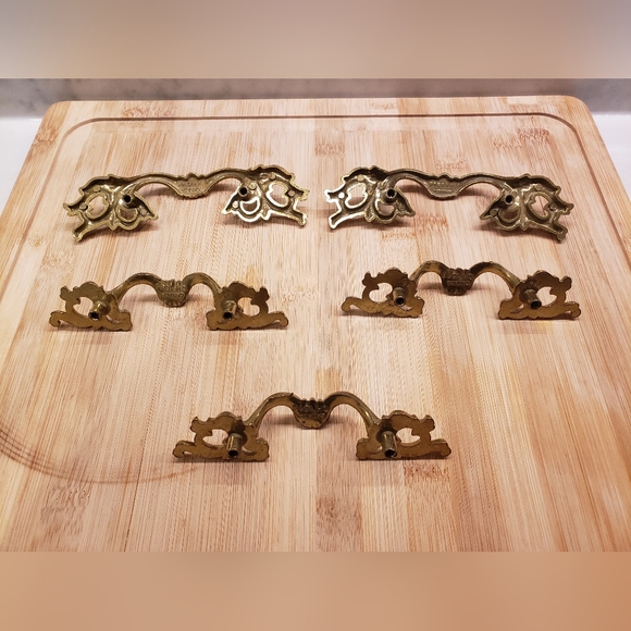 Set of 5 Vintage French Provincial Style Drawer Pulls Brass Tone - Picture 5 of 11